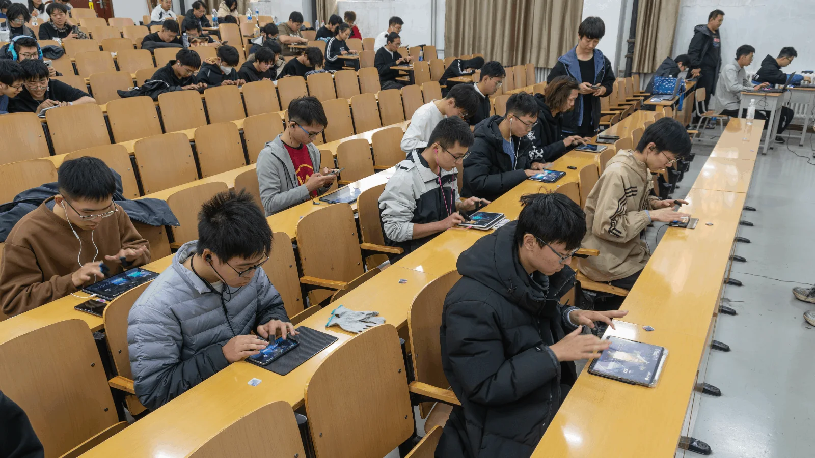 2024 冬音游大会现场，成员在教室内交流和游玩