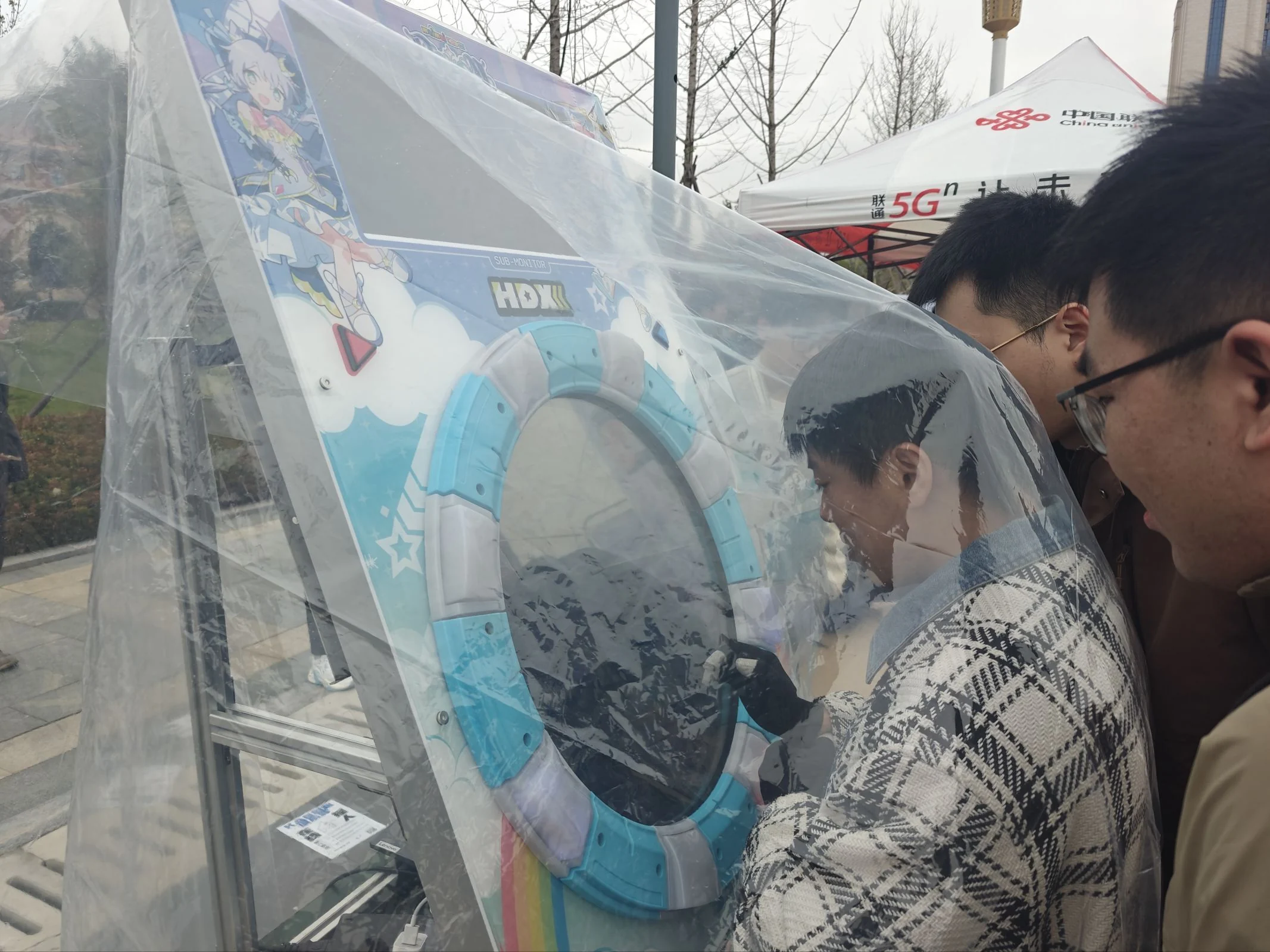 2025 百团活动现场，参与者在街机上游玩音游