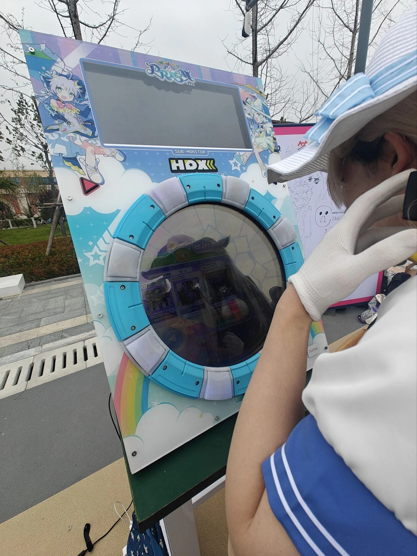 2025 百团活动现场，成员体验街机音游