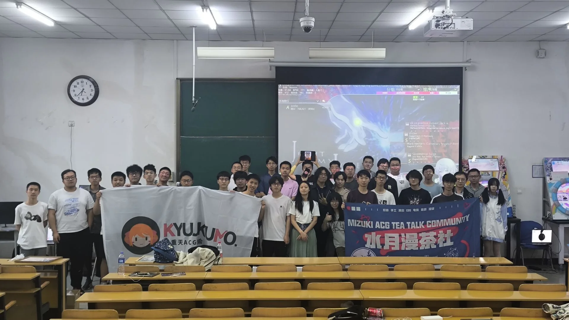 2025 夏音游大会参与者与协会旗帜合影